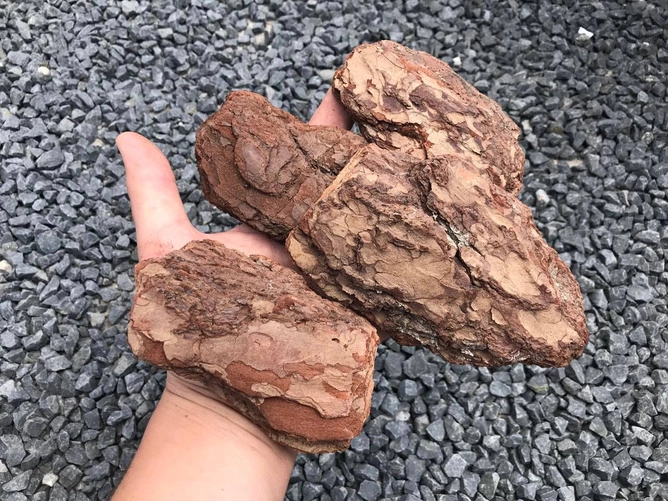 Kora Sosnowa Iglasta 60–120 mm 80L – Naturalna Ściółka do Rabat i Krzewów