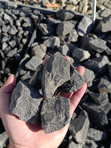 Grys Bazaltowy Grafit 31-50mm, 1000kg - Naturalny Kamień Ogrodowy, Dekoracyjny i Ozdobny na Ścieżki, Rabaty, Oczka Wodne i Tarasy