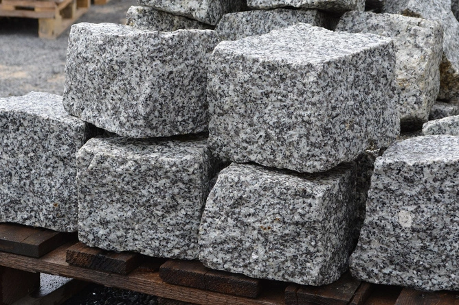 Kostka Granitowa Szara 15/17cm Big-Bag 1000kg – Naturalny Kamień na Ścieżki, Podjazdy i Obrzeża